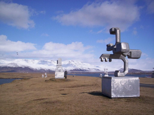 rzeźby z górą Esją w tle #Islandia #krajobraz #rzeźby