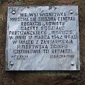 Tablica pomnika Oddziału Partyzanckiego "Jędrusie" w Wiśniówce. #PTTK #zwiedzanie