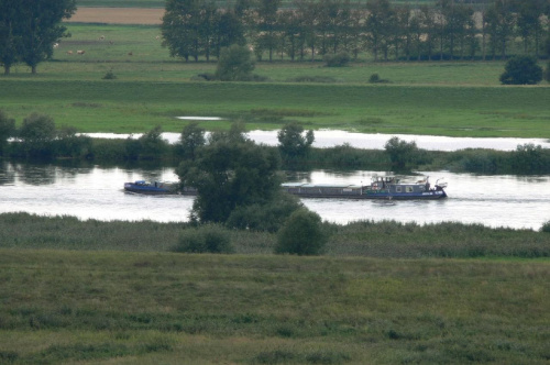 Barka motorowa na Odrze w okolicach Bielinka -sierpień 2006