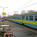EN57-738 ra i EN57-1051 ra jedzie z Zawiercia do Gliwic
(dla Krzysiora żółto-niebieski) #kolej #Sosnowiec