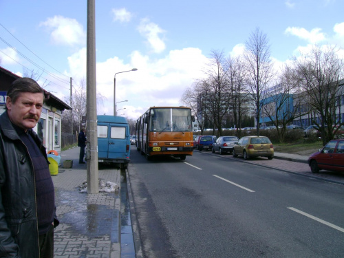 Ikarus należący do spółki KZK GOP jedzie z przystku Katowice Ochojec Pętla w kierunku dworca #Ikarus #Katowice