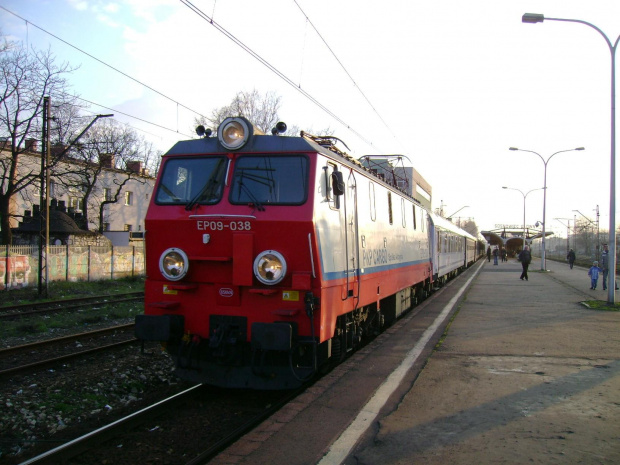 EP 09-038 ze składem "Beskidy" z Bielska Białej do Warszawy Wschodniej #Sosnowiec #kolej