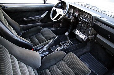 Alfa Romeo Sports Coupe #Autofocus #car #cars #samochod #samochody #alfa #romeo #gtv #gtv6 #coupe #sport #italian #aubomobili #automobile #performance #racing