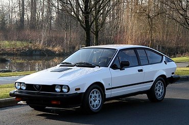 Alfa Romeo Sports Coupe #Autofocus #car #cars #samochod #samochody #alfa #romeo #gtv #gtv6 #coupe #sport #italian #aubomobili #automobile #performance #racing