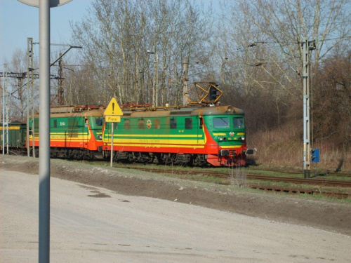 Bardzo długi pociąg ciągnięty przez E182-097 i Sputnika 3E-004 PTKiGK ZABRZE + Wypchane węglarki opuszcza stację PKP OKĘCIE.