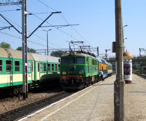 EP 07 421 na stacji Białystok własnie przyciągnęła pociag osobowy z suwałk