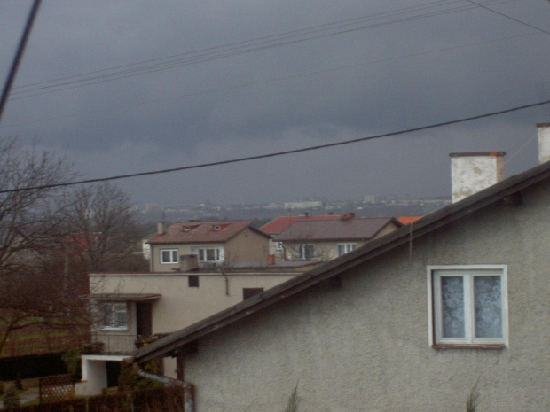 Zrobione na balkonie- nad miastem ciemne chmury. A niech ich tam powybija ;)