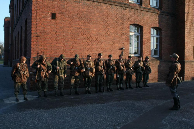 Trening dla Grup Rekonstrukcji Historycznych na poligonie w Toruniu z udziałem 82nd Airborne Division "PARAGLITE" w dniach 23-25 marca 2007 roku.