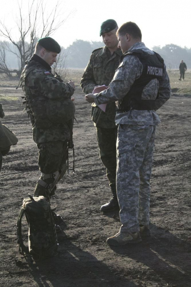 Trening dla Grup Rekonstrukcji Historycznych na poligonie w Toruniu z udziałem 82nd Airborne Division "PARAGLITE" w dniach 23-25 marca 2007 roku.