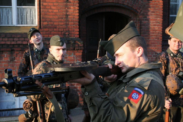 Trening dla Grup Rekonstrukcji Historycznych na poligonie w Toruniu z udziałem 82nd Airborne Division "PARAGLITE" w dniach 23-25 marca 2007 roku.