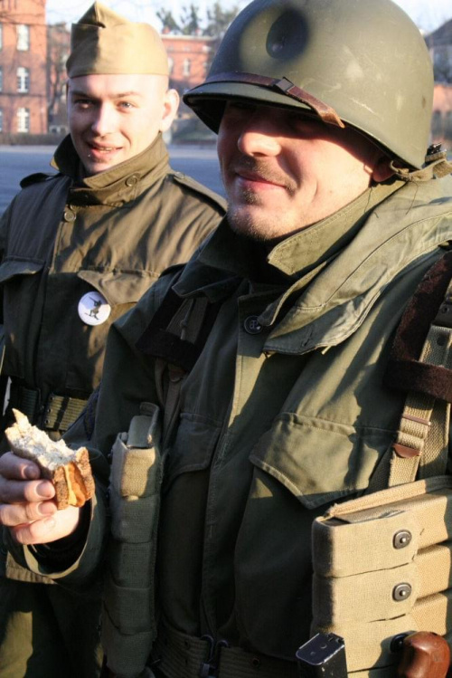 Trening dla Grup Rekonstrukcji Historycznych na poligonie w Toruniu z udziałem 82nd Airborne Division "PARAGLITE" w dniach 23-25 marca 2007 roku.