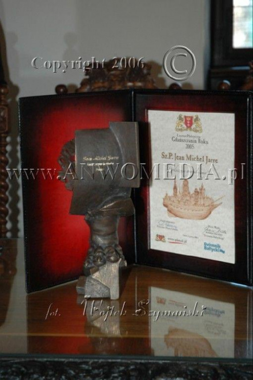 Wręczenie nagrody: Laureat Plebiscytu Gdańszczanin Roku 2005 dla Jean Michel Jarre w Ratuszu Miejskim w Gdańsku 12.06.2006r.