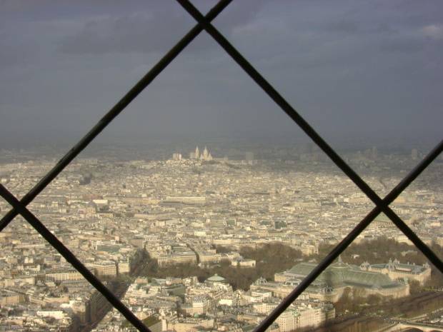 trzecie piętro wieży, widok na Sacre Coeur