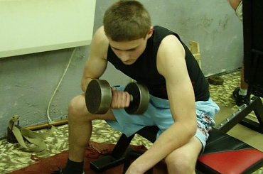 Oprócz lekcji w-f mieszkańcy internatu wieczorami mają możliwość korzystania z siłowni fot. Maria Sokołowska #Siłownia #Internat #Sobieszyn #Brzozowa #RafałOrłowski