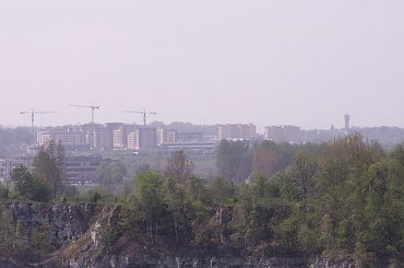 Widok ze skałek, na zakrzówku . Kraków 2006 #dach #skałki #zakrzówek #kraków #widok #blok