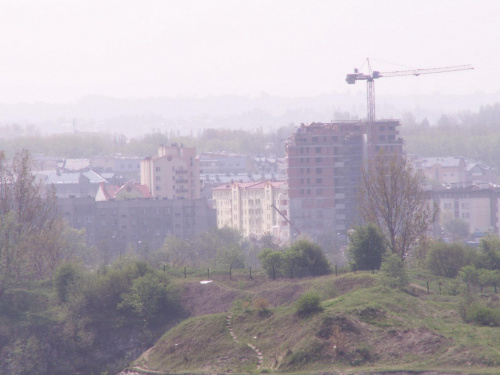 Widok ze skałek, na zakrzówku . Kraków 2006 #dach #skałki #zakrzówek #kraków #widok #blok