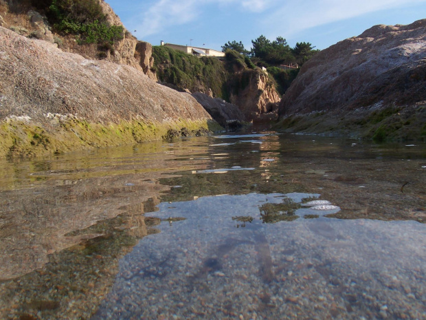 Trochę skałek na jednej z miejskich plaż Propriano