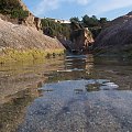 Trochę skałek na jednej z miejskich plaż Propriano