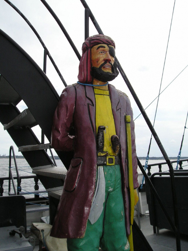 Figurka pirata na jednym ze statków spacerowych
