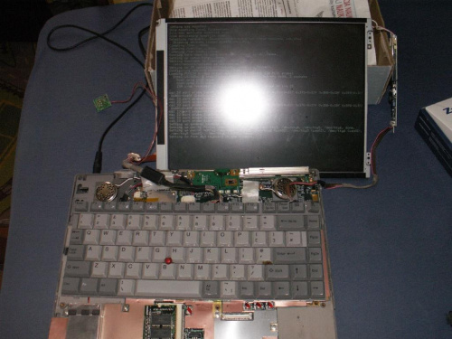 Sprawdzanie czy rozebrany sprzęt działa (zdjęcie z odblaskiem od lampy :P) #LaptopLinux