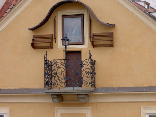 Trzeba mieć oczy szeroko otwarte- zupełnie przypadkiem zauważylismy ten balkon :) #Praga