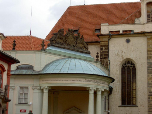 Hradczany- budynek obok klasztoru i bazyliki św. Jerzego #Praga