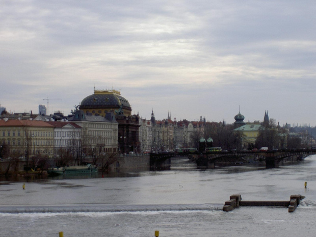 Widok z Mostu Karola na wschodni brzeg. Budynek z cześciową kopułą po środku to Teatr Narodowy (Narodne Divadlo :) ) #Praga