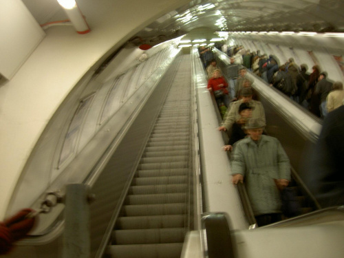 Niesamowite ruchome schody w praskim metrze- szybkie, strome i długie.Ciężko się na nich trzymało równowagę ;) Niestety słaba jakość.. #Praga