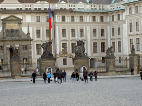 Hradczanskie Namesti- Plac Hradczański. Wejście/wyjście z Hradczan zrobione z Placu. #Praga