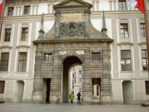 Brama którą wychodziliśmy z Drugiego Dziedzińca #Praga