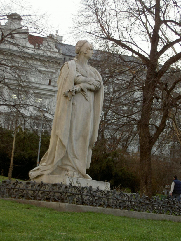 Pomnik przy Muzeum Narodowym znajdujący sie w okalającym je parku #Praga