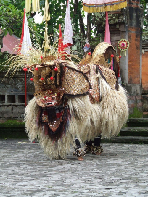 Indonezja, Bali - przedstawienie taneczno-teatralne - kostium Baronga #Azja #Bali #Indonezja