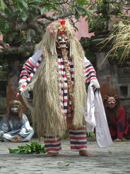 Indonezja, Bali - przedstawienie taneczno-teatralne - kostium Rangdy #Azja #Bali #Indonezja