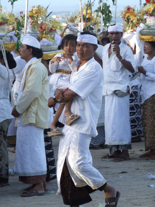 Indonezja, Bali - mieszkaniec wyspy podczas uroczystości religijnej #Azja #Bali #Indonezja