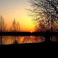 ...Miłość jak słońce: choć zajdzie w pomroce,
Jeszcze z blaskami srebrnego miesiąca
Powraca smutne rozpromieniać noce... #zachód #jezioro #Pogoria