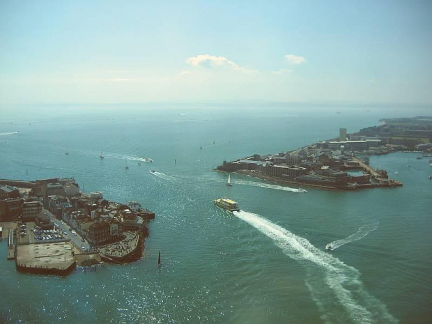 Portsmouth Wielka Brytania Okręty Marynarki Wojennej. Wieża widokowa Spinnaker Tower oraz Mzeum Morskie... polecam