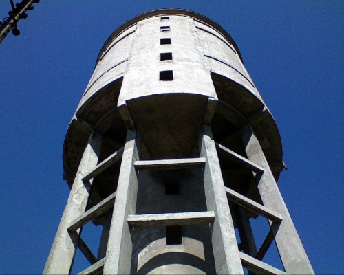 Wieża ciśnień przy ulicy Cegielnianej... tuż przed wejściem spojrzałem w górę.... #WieżaCiśnień #wieża #hydro #woda #ciśnienie #wodociągi #rury #wiosna #tomaszów