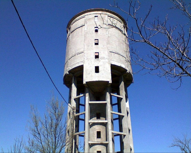 Wieża ciśnień przy ulicy Cegielnianej... im bliżej, tym większa.... #WieżaCiśnień #wieża #hydro #woda #ciśnienie #wodociągi #rury #wiosna #tomaszów