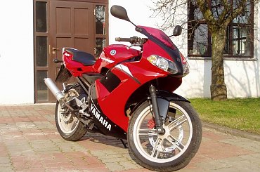 Moja TZR i ja :-) - trochę piachu pod nim ale to miejsce mycia samochodu więc nic dziwnego... #TZR #motor #fura #motór #yamaha #chili