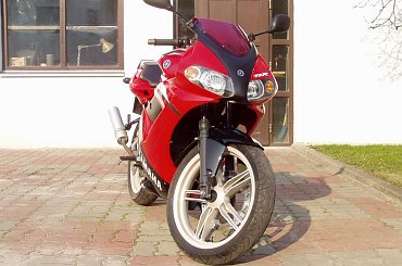 Moja TZR i ja :-) - trochę piachu pod nim ale to miejsce mycia samochodu więc nic dziwnego... #TZR #motor #fura #motór #yamaha #chili