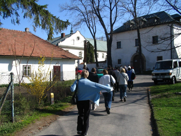 Przed klasztorem Cystersów w Raciszowie