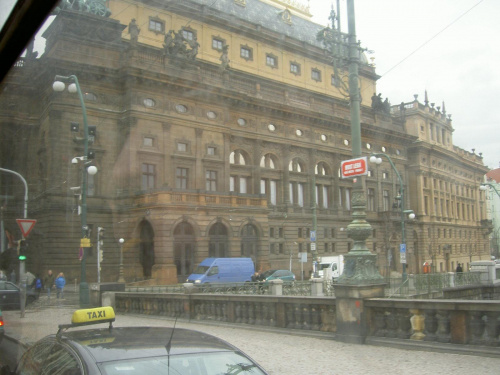 Zdjęcie Teatru Narodowego z tramwaju #Praga