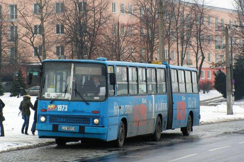 Lublin, ul. Mełgiewska. Obecnie Ikarus jeździ bez reklamy, czekając na jej nową odsłonę.