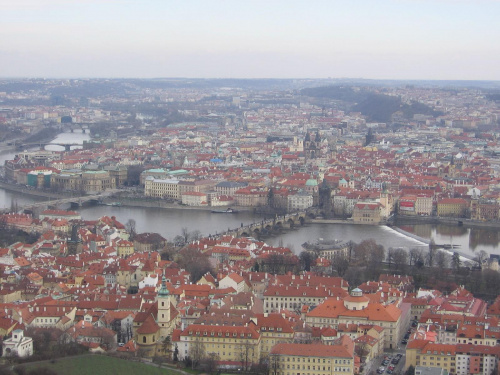 Zdjęcie kolegi- widok z Punktu widokowego na wzgórzu Petrin. Panorama Pragi. #Praga