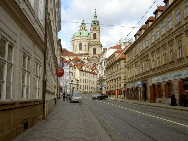 Uliczki średniowiecznej Pragi- c.d. W tle barokowy kościół św. Mikołaja #Praga