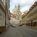 Uliczki średniowiecznej Pragi- c.d. W tle barokowy kościół św. Mikołaja #Praga