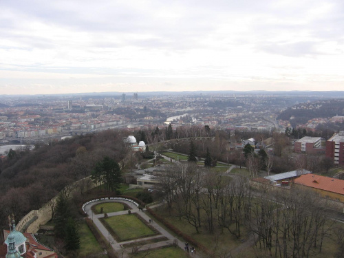 Zdjęcie kolegi- widok z punktu widokowego na wzgórzu Petrin. Park Ruzowy Sad i niewielkie obserwatorium astronomiczne #Praga