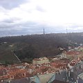 Zdjęcie kolegi- widok z jednej z wież katedry św. Wita. Wzgórze Petrin na którym mieszkaliśmy oraz widoczny na nim punkt widokowy wzorowany na Wieży Eiffla #Praga