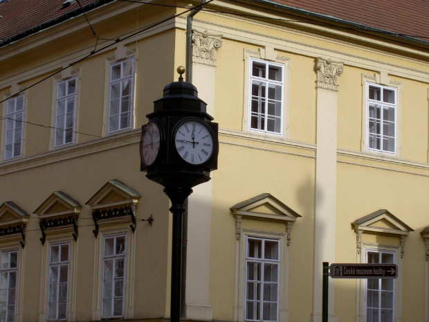 Co jakiś czas spotykaliśmy taki oto zegar #Praga