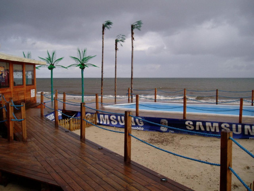Kawiarenka na plazy w pogodzie sztormowej Sopot